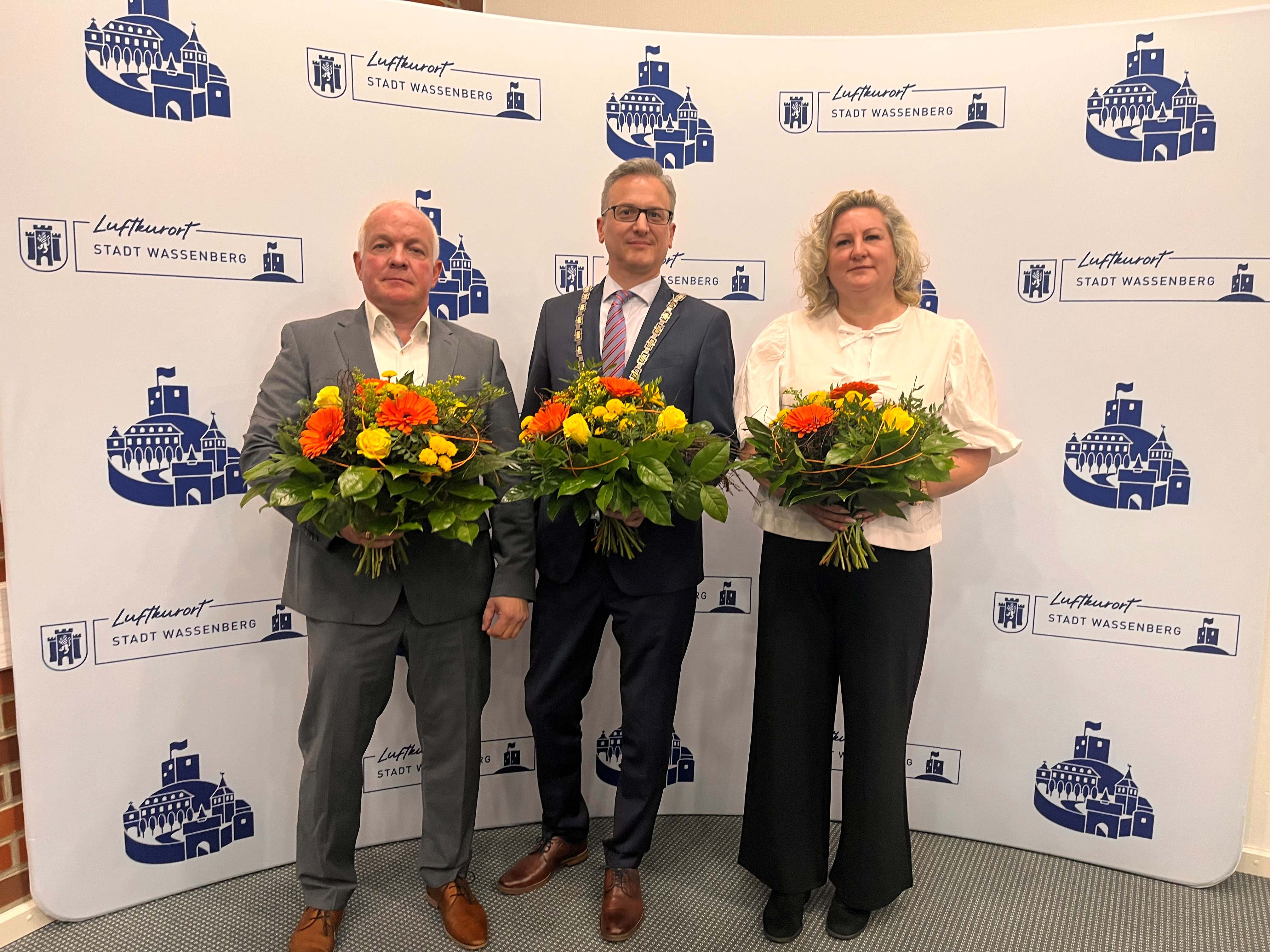 In der Mitte Brgermeister Marcel Maurer, links Frank Winkens 1. stellv. Brgermeister und rechts Frau Raja Schiffmann 2. stellv. Brgermeisterin.